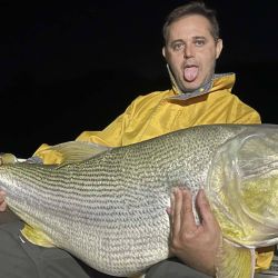 La pesca con devolución no solo garantiza la conservación de la especie, sino que también permite sostener la calidad de los pesqueros a largo plazo.