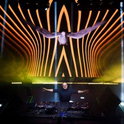 El sacerdote y DJ portugués Padre Guilherme se presenta durante un evento gratuito de música electrónica en la Plaza de Mayo, Buenos Aires, celebrado en homenaje al Papa Francisco en el primer aniversario de su muerte. | Foto:Tomas Cuesta / AFP
