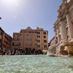 Imagen de turistas visitando la Fuente de Trevi, en Roma, Italia. | Foto:Xinhua/Li Jing