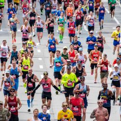 Los corredores se aproximan a la línea de meta durante la 130.ª edición del Maratón de Boston. | Foto:Joseph Prezioso / AFP