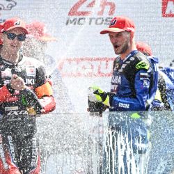 Los ganadores, los pilotos de Yart Yamaha de la Fórmula EWC (derecha) y los segundos clasificados, los pilotos de Yoshimura Sert Motul de la Fórmula EWC (izquierda), celebran en el podio al finalizar la 49.ª edición de las 24 Horas de Le Mans, en Le Mans, noroeste de Francia. | Foto:JULIEN DE ROSA / AFP