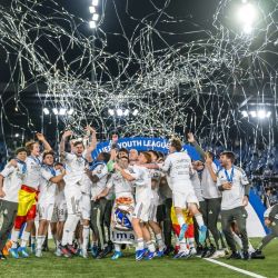 Los jugadores del Real Madrid celebran la victoria en la final de la UEFA Youth League entre el Club Brujas y el Real Madrid en el Stade de la Tuilière de Lausana. | Foto:FABRICE COFFRINI / AFP