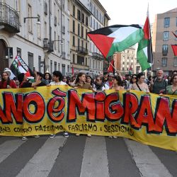Manifestantes protestan contra una concentración organizada por el grupo Patriotas por Europa (PfE) en el Parlamento Europeo, titulada «Sin miedo: en Europa, dueños en nuestra propia casa», en Milán, Italia. | Foto:PIERO CRUCIATTI / AFP