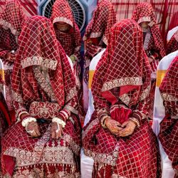 Novias musulmanas esperan para casarse durante una ceremonia nupcial masiva en Bombay, India. | Foto:PUNIT PARANJPE / AFP