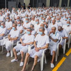 Esta fotografía, difundida por la Fiscalía General de El Salvador, muestra a presuntos miembros de la Mara Salvatrucha (MS-13) durante una audiencia judicial virtual por videoconferencia desde el Centro de Confinamiento Antiterrorista (CECOT) en Tecoluca, El Salvador. Alrededor de 490 presuntos miembros de la poderosa pandilla, incluyendo a sus líderes, fueron juzgados colectivamente en El Salvador, según informaron la Fiscalía General y los tribunales. | Foto:Fiscalía General de El Salvador / AFP