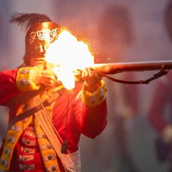 Un recreador histórico vestido como un soldado británico dispara durante una recreación de la Batalla de Lexington y Concord, como parte de las celebraciones del Día del Patriota en Lexington, Massachusetts. Se conmemoró el 250 aniversario de la Batalla de Lexington y Concord, la primera acción militar importante entre el Ejército Británico y las milicias coloniales estadounidenses durante la Guerra de Independencia de Estados Unidos. | Foto:Joseph Prezioso / AFP