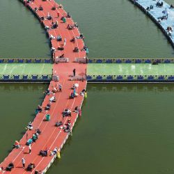 Vista aérea tomada con un dron de entusiastas de la pesca participando en una competencia de pesca durante las vacaciones del Festival Qingming, en el distrito de Sihong de la provincia de Jiangsu, en el este de China. | Foto:Xinhua/Xu Changliang