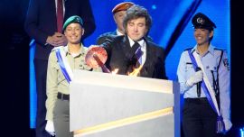 Milei cantó en Israel, encendió una antorcha y reafirmó su alianza con Netanyahu