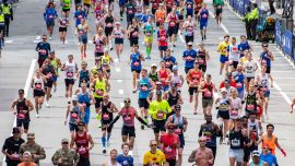Los corredores se aproximan a la línea de meta durante la 130.ª edición del Maratón de Boston.