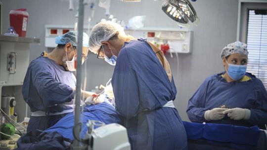 Realizan con éxito una cirugía hepática de vanguardia inédita en el Tránsito Cáceres