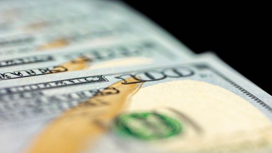 El dólar blue cerró en baja este jueves 30 de abril y el Banco Central volvió a comprar dólares