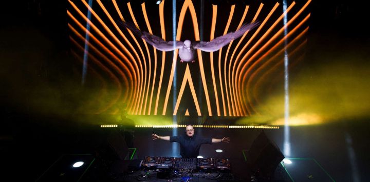 El sacerdote y DJ portugués Padre Guilherme se presenta durante un evento gratuito de música electrónica en la Plaza de Mayo, Buenos Aires, celebrado en homenaje al Papa Francisco en el primer aniversario de su muerte.