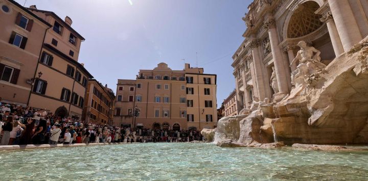 Imagen de turistas visitando la Fuente de Trevi, en Roma, Italia.