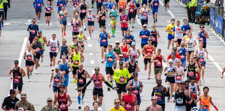 Los corredores se aproximan a la línea de meta durante la 130.ª edición del Maratón de Boston.