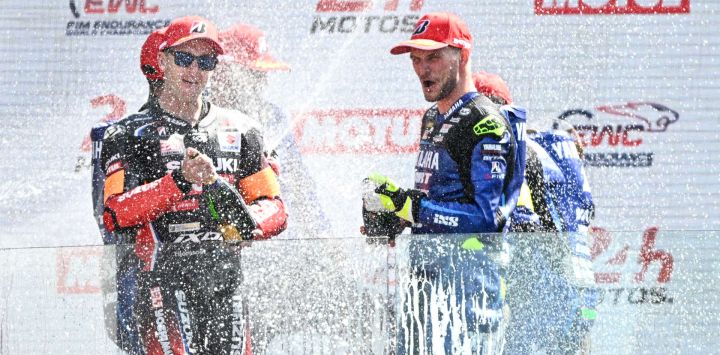 Los ganadores, los pilotos de Yart Yamaha de la Fórmula EWC (derecha) y los segundos clasificados, los pilotos de Yoshimura Sert Motul de la Fórmula EWC (izquierda), celebran en el podio al finalizar la 49.ª edición de las 24 Horas de Le Mans, en Le Mans, noroeste de Francia.