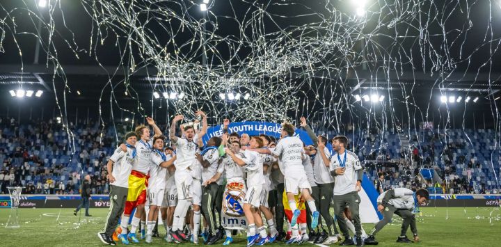 Los jugadores del Real Madrid celebran la victoria en la final de la UEFA Youth League entre el Club Brujas y el Real Madrid en el Stade de la Tuilière de Lausana.