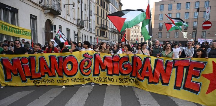 Manifestantes protestan contra una concentración organizada por el grupo Patriotas por Europa (PfE) en el Parlamento Europeo, titulada «Sin miedo: en Europa, dueños en nuestra propia casa», en Milán, Italia.