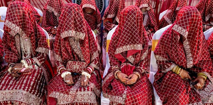 Novias musulmanas esperan para casarse durante una ceremonia nupcial masiva en Bombay, India.