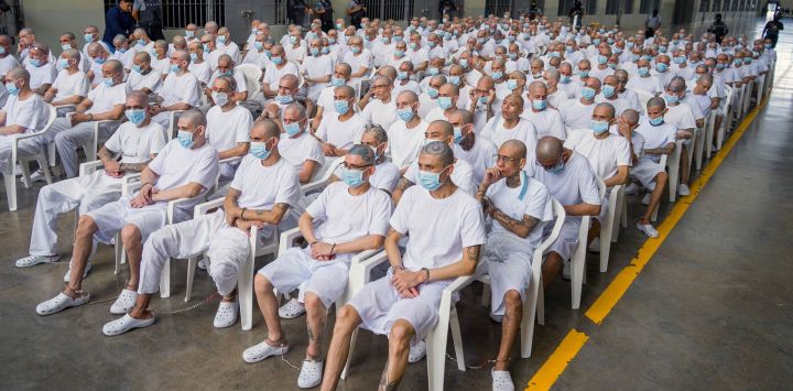 Esta fotografía, difundida por la Fiscalía General de El Salvador, muestra a presuntos miembros de la Mara Salvatrucha (MS-13) durante una audiencia judicial virtual por videoconferencia desde el Centro de Confinamiento Antiterrorista (CECOT) en Tecoluca, El Salvador. Alrededor de 490 presuntos miembros de la poderosa pandilla, incluyendo a sus líderes, fueron juzgados colectivamente en El Salvador, según informaron la Fiscalía General y los tribunales.
