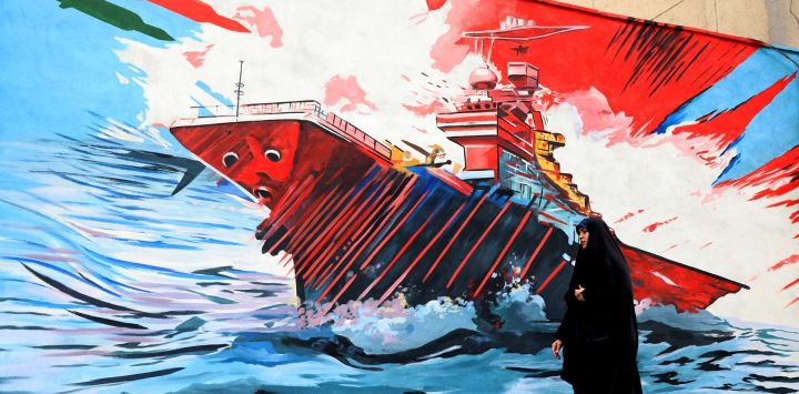 Una mujer pasa junto a un mural antiestadounidense y antiisraelí en Teherán, en medio de un alto el fuego en la región. Ante la proximidad del fin de un alto el fuego de dos semanas, la Casa Blanca anunció que el vicepresidente estadounidense estaba dispuesto a regresar a Pakistán para reanudar las negociaciones que pusieran fin a un conflicto que ha disparado el precio del petróleo y reavivado los temores inflacionarios.