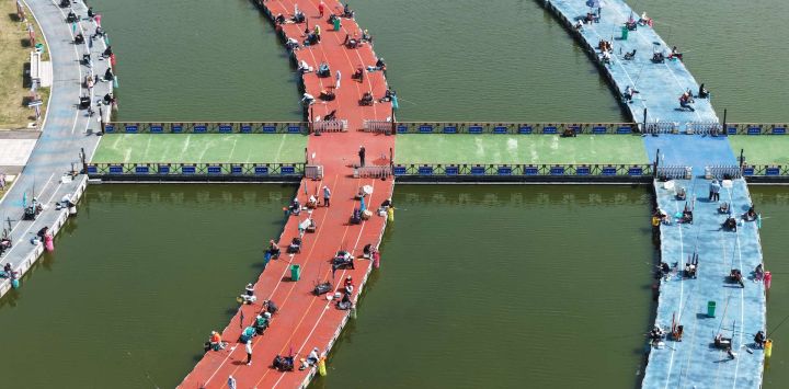 Vista aérea tomada con un dron de entusiastas de la pesca participando en una competencia de pesca durante las vacaciones del Festival Qingming, en el distrito de Sihong de la provincia de Jiangsu, en el este de China.
