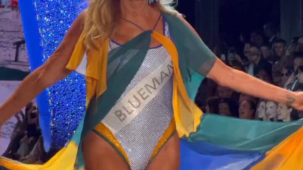Quién es "la garota de Ipanema" que desfiló en traje de baño a los 82 años. 
