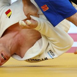El belga Matthias Casse (de blanco) y el azerbaiyano Zelim Tckaev compiten por la medalla de bronce en la categoría masculina de menos de 81 kg en el Campeonato Europeo Senior de Judo 2026 en Tiflis. | Foto:GIORGI ARJEVANIDZE / AFP