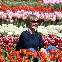 Imagen de una mujer posando para fotografías entre flores en plena floración en un parque, en Valeggio sul Mincio, en Verona, Italia. | Foto:Xinhua/Alberto Lingria