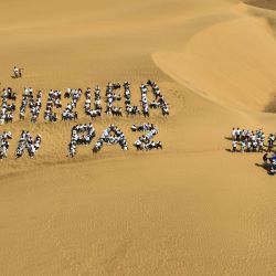 Imagen proveída por la Presidencia de Venezuela de personas realizando una pizarra humana como parte de la "Gran Peregrinación Nacional por una Venezuela sin Sanciones y en Paz" encabezada por la presidenta encargada venezolana, Delcy Rodríguez, en los Médanos de Coro, en el estado Falcón, Venezuela. | Foto:Xinhua/Presidencia de Venezuela
