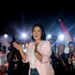 La candidata presidencial peruana Keiko Fujimori, del partido Fuerza Popular, baila durante el cierre de su campaña en Villa El Salvador, Lima. | Foto:ERNESTO BENAVIDES / AFP