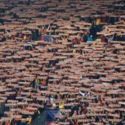 Los seguidores del Lens alzan sus bufandas antes del partido de semifinales de la Copa de Francia entre el RC Lens y el Toulouse FC en el Stade Bollaert-Delelis de Lens, en el norte de Francia. | Foto:SAMEER Al-DOUMY / AFP