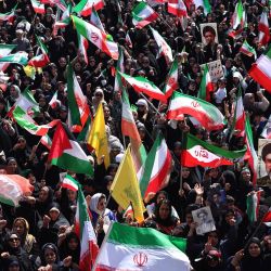 Ondeando la bandera nacional, mujeres iraníes participan en una manifestación denominada "Chicas Sacrificadas" para rendir homenaje a las mujeres asesinadas durante la guerra de Oriente Medio, en Teherán. El 28 de febrero, Israel y Estados Unidos lanzaron ataques contra Irán, matando a su líder supremo y desencadenando una guerra que se extendió por todo Oriente Medio, desatando el caos en los mercados mundiales y disparando los precios del petróleo. | Foto:AFP