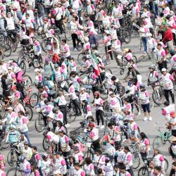 Personas se acomodan para formar la imagen de una bicicleta gigante en el marco de la inauguración de la ciclovía de Tlalpan y de la rodada "Gran Tenochtitlán", en la Ciudad de México, capital de México. | Foto:Xinhua/Francisco Cañedo