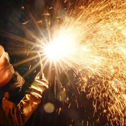 Un trabajador realiza trabajos de soldadura en una empresa siderúrgica en una zona de desarrollo económico, en el distrito de Hengshan de Hengyang, en la provincia de Hunan, en el centro de China. | Foto:Xinhua/Cao Zhengping