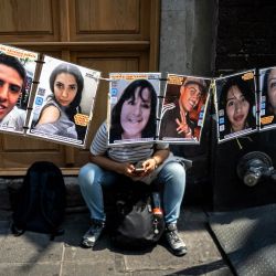 Una mujer se sienta detrás de fotografías de personas desaparecidas mientras manifestantes y familiares protestan frente al Centro Cultural Español en Ciudad de México, mientras el Alto Comisionado de las Naciones Unidas para los Derechos Humanos, Volker Turk, celebra una reunión dentro del edificio. | Foto:CARL DE SOUZA / AFP