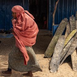 Una niña desplazada interna asiste a una clase en una madrasa para leer versículos coránicos grabados en trozos de madera en un campamento para desplazados en las afueras de la ciudad de Kismayo. Millones de personas en Somalia sufren las repercusiones de una grave sequía tras tres temporadas de lluvias consecutivas sin precipitaciones. Kismayo, capital del estado de Jubaland, en el sur de Somalia, es una de las ciudades que más desplazados internos recibe en este país del Cuerno de África, acogiendo a cientos de miles de personas que huyen de la prolongada sequía y el conflicto. Save the Children proporciona servicios de salud y nutrición en todo el campamento. | Foto:SIMON MAINA / AFP