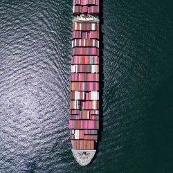 Vista aérea del buque portacontenedores One Contribution, que navega bajo bandera de Tokio, al entrar en el Canal de Panamá en Ciudad de Panamá. Según la Autoridad del Canal de Panamá, el tránsito por el canal ha aumentado debido a la guerra en Oriente Medio. | Foto:MARTIN BERNETTI / AFP