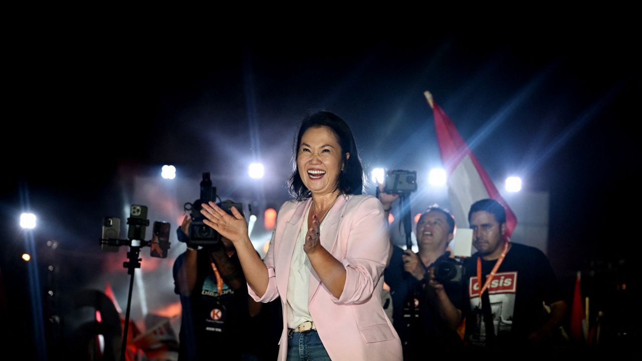 La candidata presidencial peruana Keiko Fujimori, del partido Fuerza Popular, baila durante el cierre de su campaña en Villa El Salvador, Lima. | Foto:ERNESTO BENAVIDES / AFP