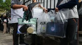 Escuelas restringen mochilas