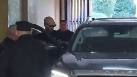 Feijoo salió por la puerta de magistrados tras declarar en la causa por los departamentos vinculados a Manuel Adorni