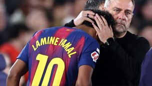 Lamine Yamal junto al entrenador Hansi Flick