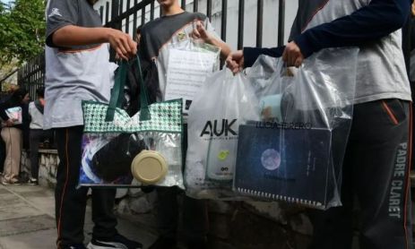 Escuelas restringen mochilas