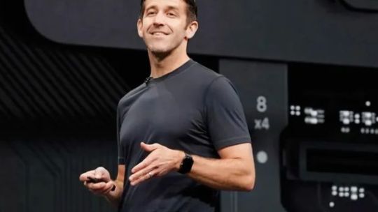 Quién es John Ternus, el ingeniero que liderará Apple y el desafío de competir en inteligencia artificial