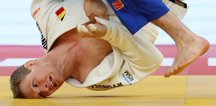 El belga Matthias Casse (de blanco) y el azerbaiyano Zelim Tckaev compiten por la medalla de bronce en la categoría masculina de menos de 81 kg en el Campeonato Europeo Senior de Judo 2026 en Tiflis.