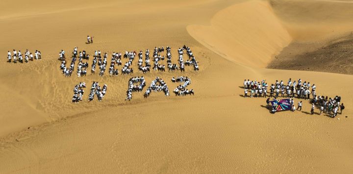 Imagen proveída por la Presidencia de Venezuela de personas realizando una pizarra humana como parte de la "Gran Peregrinación Nacional por una Venezuela sin Sanciones y en Paz" encabezada por la presidenta encargada venezolana, Delcy Rodríguez, en los Médanos de Coro, en el estado Falcón, Venezuela.