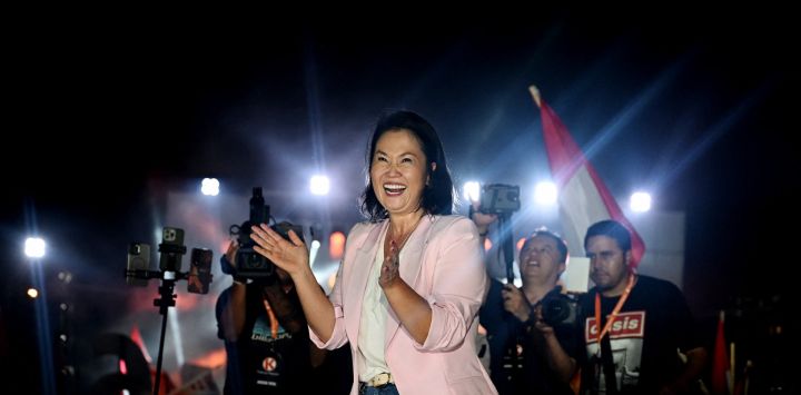 La candidata presidencial peruana Keiko Fujimori, del partido Fuerza Popular, baila durante el cierre de su campaña en Villa El Salvador, Lima.