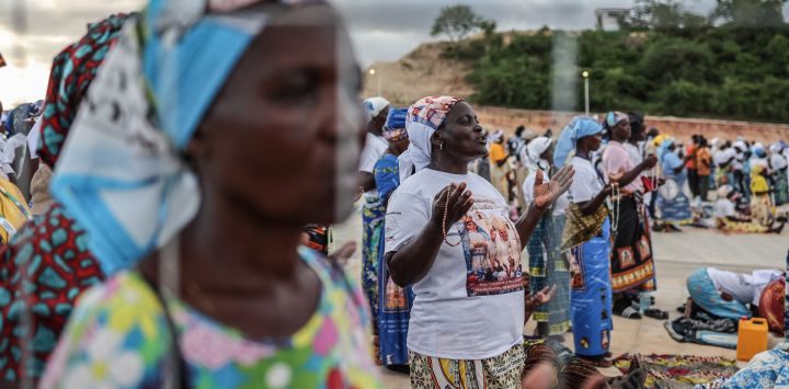 Los fieles rezan mientras el Papa León XIV dirige el rezo del Santo Rosario en la explanada frente al santuario "Mama Muxima" en Muxima, en el séptimo día de una gira apostólica de 11 días por África.