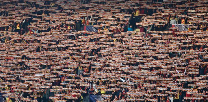 Los seguidores del Lens alzan sus bufandas antes del partido de semifinales de la Copa de Francia entre el RC Lens y el Toulouse FC en el Stade Bollaert-Delelis de Lens, en el norte de Francia.