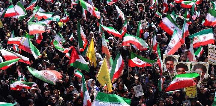 Ondeando la bandera nacional, mujeres iraníes participan en una manifestación denominada "Chicas Sacrificadas" para rendir homenaje a las mujeres asesinadas durante la guerra de Oriente Medio, en Teherán. El 28 de febrero, Israel y Estados Unidos lanzaron ataques contra Irán, matando a su líder supremo y desencadenando una guerra que se extendió por todo Oriente Medio, desatando el caos en los mercados mundiales y disparando los precios del petróleo.