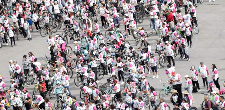 Personas se acomodan para formar la imagen de una bicicleta gigante en el marco de la inauguración de la ciclovía de Tlalpan y de la rodada "Gran Tenochtitlán", en la Ciudad de México, capital de México.